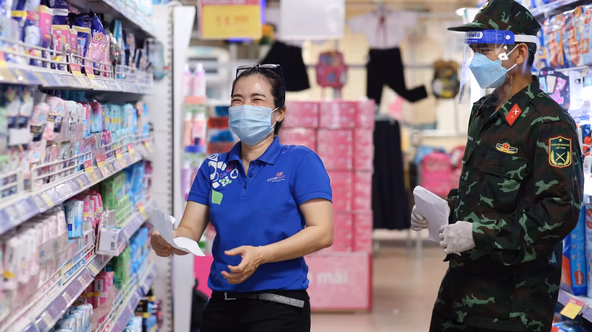 Thấy chàng trai sinh năm 2000 bối rối trước quầy hàng dành cho phụ nữ, nhân viên siêu thị liền giúp tôi lựa chọn. Chị cười phá lên khi nhìn thấy tôi lần đầu làm chuyện này.