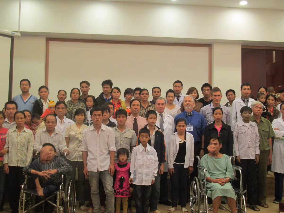 Các bệnh nhân Hòa Bình chụp ảnh cùng các bác sỹ Vinmec và đội ngũ chuyên gia quốc tế
