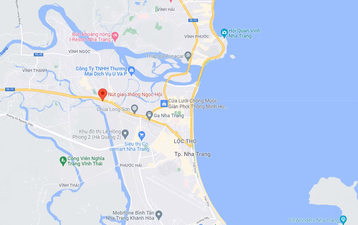 Vị trí dự án nút giao thông Ngọc Hội đang thi công. Ảnh: Google Maps. Theo Ban quản lý dự án các công trình giao thông tỉnh Khánh Hòa, tổng diện tích thực hiện dự án 6,5 ha (chưa tính khu tái định cư), có 290 hộ gia đình, cá nhân và 12 tổ chức bị ảnh hưởng. Tổng chi phí giải tỏa là 289 tỷ đồng và thời gian thực hiện chi trả tiền bồi thường hỗ trợ giải phóng mặt bằng, giao nhận mặt bằng để thi công dự kiến kết thúc vào ngày 30/6/2018. Tuy nhiên, đến nay việc bồi thường, giải tỏa vẫn chưa hoàn thành.