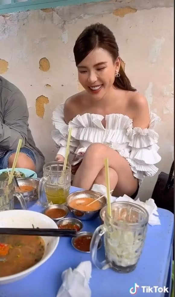 Thuy Diem bi bat gap ngoi an le duong, nhan sac khien dan tinh tram tro?