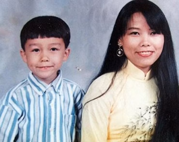 Sau lần gặp gỡ ngắn ngủi định mệnh trên, cô Bé có thai và quay về Tân Xuân, cuối năm 1994 hạ sinh Nguyễn Bé Lory giống cha như đúc.