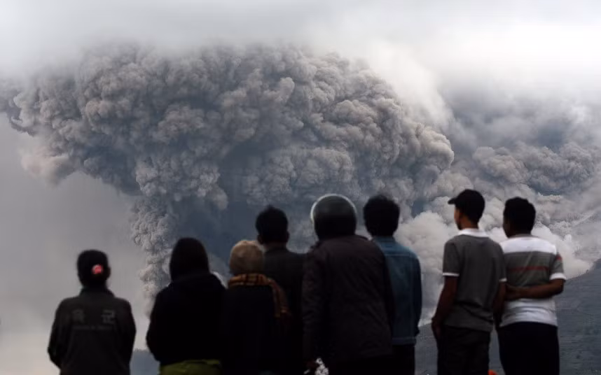 Núi lửa Sinabung phun trào mạnh hơn nhiều so với dự kiến trong đêm khiến nhiều người hoảng loạn, buộc phải di tản khẩn cấp.