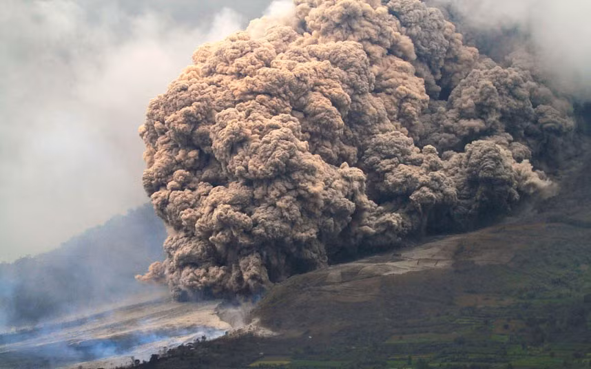 Núi lửa Sinabung nhìn từ làng Tiga Pancur, huyện Karo, tỉnh Bắc Sumatra của Indonesia ngày 6/1/2014.