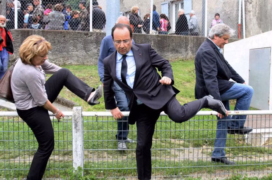 Tổng thống Pháp Hollande phải đối mặt với nhiều thử thách trong năm 2013 bao gồm việc đưa quân đến Mali gây tranh cãi; Trong cuộc khủng hoảng vũ khí hóa học Syria hay trong các cuộc đàm phán về vấn đề hạt nhân Iran, Pháp thậm chí phản ứng cứng rắn, quyết liệt hơn cả Mỹ. Chưa hết, những cuộc biểu tình rầm rộ, quy mô lớn chống chính phủ tăng thuế cũng là vấn đề đau đầu lớn đối với Tổng thống Hollande. Trong ảnh, ông Hollande bước qua một hàng rào khi đi thị sát khu vực bị lũ lụt ở phía tây nam nước Pháp, ngày 20/6/2013.