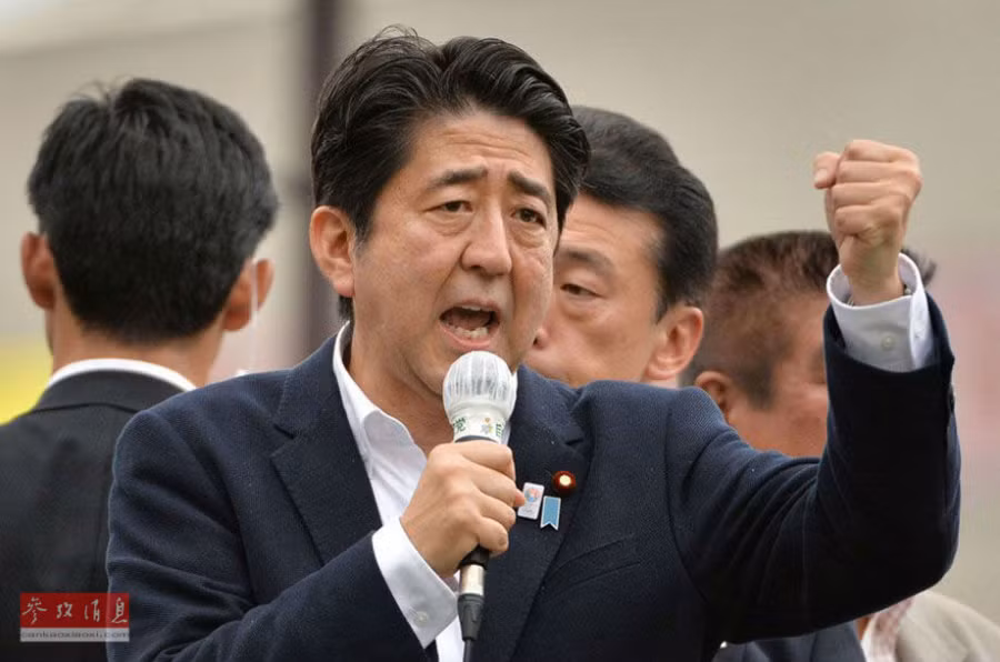 Năm 2013 là năm bận rộn với Thủ tướng Nhật Bản Shinzo Abe với các chuyến công du và các cuộc hội đàm, thảo luận. Đầu năm qua, ông Abe hoàn thành chuyến công du Trung Quốc, thăm 3 nước Đông Nam Á, sau đó là Mỹ, rồi đến Mông Cổ, Nga, Myanmar, Campuchia và Lào. Cuối năm, ông Abe hoàn tất mong muốn thăm đền chiến tranh Yasukuni bất chấp sự phẫn nộ từ các láng giềng. Thủ tướng Abe cũng tỏ rõ lập trường cứng rắn trong tranh chấp lãnh thổ quần đảo Điếu Ngư/Senkaku với Trung Quốc và đang tiến tới thúc đẩy một kế hoạch to lớn khác - thay đổi Hiến pháp Hòa bình, tái vũ trang quân đội Nhật. Trong ảnh Thủ tướng Nhật phát biểu ở Ikebukuro ngày 4/7/2013.
