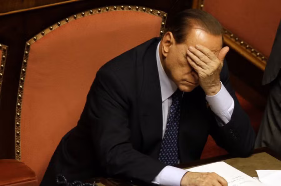 2013 có thể nói là năm “thất bát” đối với cựu Thủ tướng Italy Berlusconi. Thứ nhất, liên minh trung hữu do ông lãnh đạo bị liên minh trung tả đánh bại trong cuộc tổng tuyển cử vào đầu năm. Thứ 2, ông bị ra tòa và bị kết án 4 năm tù nhưng sau được giảm xuống còn 1 năm quản thúc tại gia vì quan hệ tình dục với gái mại dâm tuổi vị thành niên, trốn thuế và một số tội danh khác. Sau đó, tháng 11, ông bị tước bỏ tư cách nghị sĩ, bị trục xuất khỏi Thượng viện và theo đó, không được đảm nhận các chức vụ chính quyền ít nhất trong vòng 6 năm. Trong ảnh. cựu Thủ tướng Italy Berlusconi dự cuộc họp Thượng viện ở Rome ngày 2/10/2013.