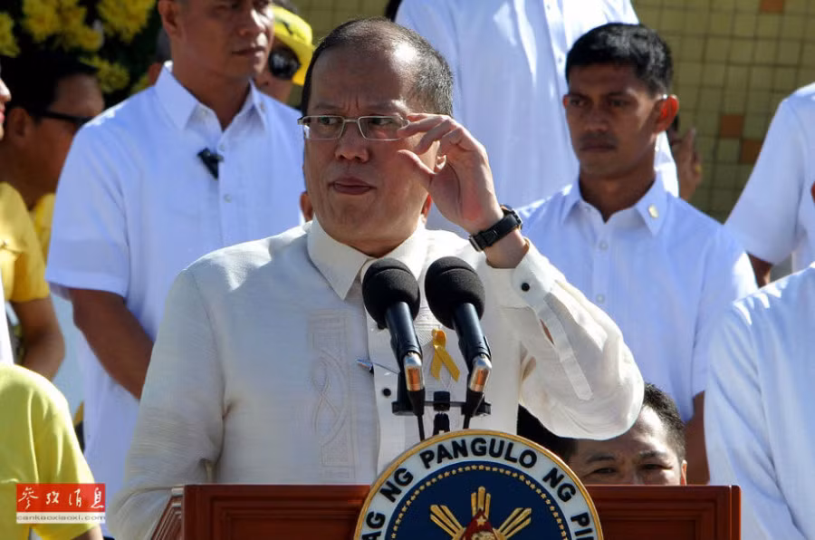 Năm 2013 là một năm đầy khó khăn và thách thức đối với Tổng thống Philippines Aquino II khi tranh chấp lãnh thổ trên Biển Đông với Trung Quốc leo thang, khiến quan hệ 2 nước căng thẳng. Sự cố cảnh sát biển Đài Loan bắn chết ngư dân Philippines trên Biển Đông cũng khiến quan hệ giữa 2 chính phủ rạn nứt nghiêm trọng. Tháng 10, siêu bão Haiyan – một trong những cơn bão khủng khiếp nhất lịch sử thế giới – với sức gió 315 km/h đổ bộ vào Philippines và tàn phá đất nước khiến khoảng 6.000 người thiệt mạng, khiến chính phủ Tổng thống Aquino II lao đao tìm cách khắc phục hậu quả. Trong ảnh, ông Aquino III phát biểu nhân một sự kiện kỷ niệm tại Quezon, Philippines ngày 25/2/2013 .