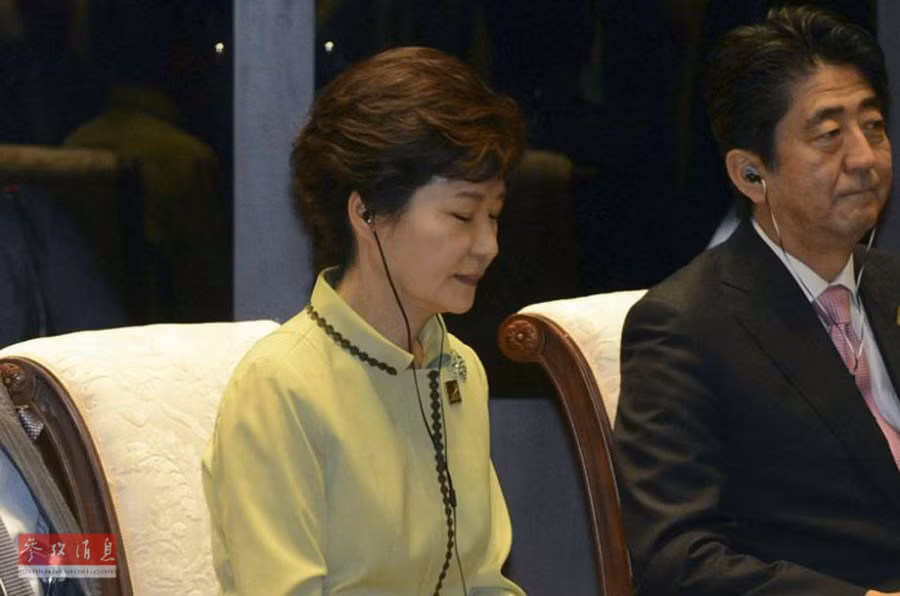Năm đầu tiên trong cương vị nguyên thủ quốc gia, Nữ Tổng thống Park Geun-hye luôn tỏ ra là người điềm tĩnh. Là nữ tổng thống đầu tiên của Hàn Quốc, bà Park Geun-hye còn được đánh giá là nữ chính khách thanh lịch, từ tốn. Phải đối mặt với nhiều thách thức to lớn như căng thẳng ngày càng leo thang với láng giềng Triều Tiên, sự đóng băng trong quan hệ Nhật-Hàn, cuộc khủng hoảng bổ nhiệm nhân sự… nhưng nữ Tổng thống Park luôn chứng tỏ sự bình tĩnh, chắc chắn và kiên quyết trong việc giải quyết các vấn đề. Trong ảnh, bà Park Geun-hye tham dự Diễn đàn Hợp tác Kinh tế châu Á APEC tại Bali, Indonesia ngày 7/10/2013.
