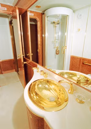 Bồn rửa mặt dát vàng lấp lánh.