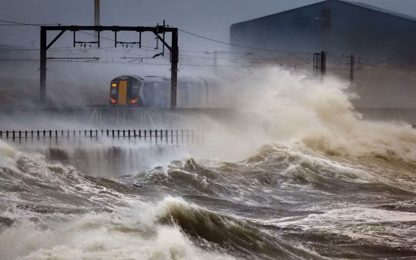 Con tàu cố vượt qua mưa bão dọc theo bờ biển gần Saltcoats ở Scotland.