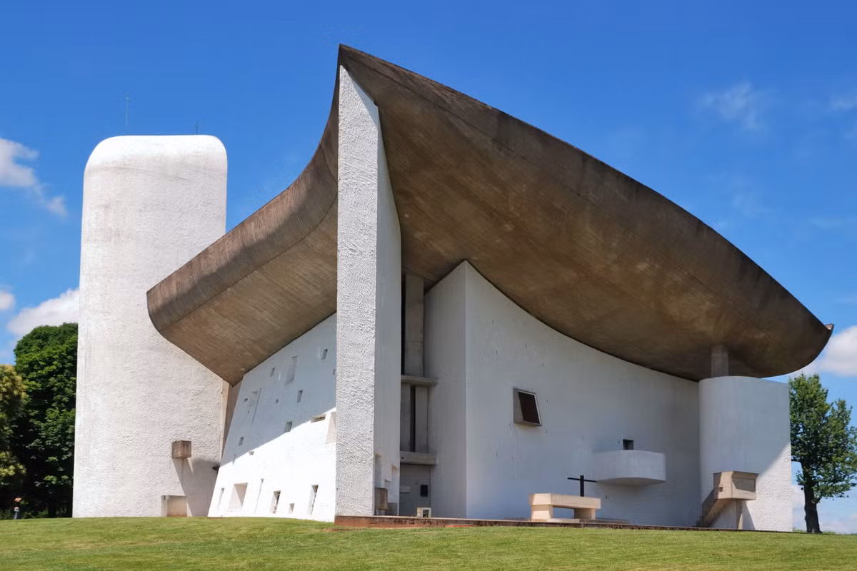 Năm 1950, kiến trúc sư Le Corbusier được đề nghị thiết kế xây dựng lại nhà nguyện. Năm 1955, nhà nguyện mới được khai trương và nhanh chóng trở thành biểu tượng của nghệ thuật kiến trúc đương đại. Ảnh: Blog.massengale.com.