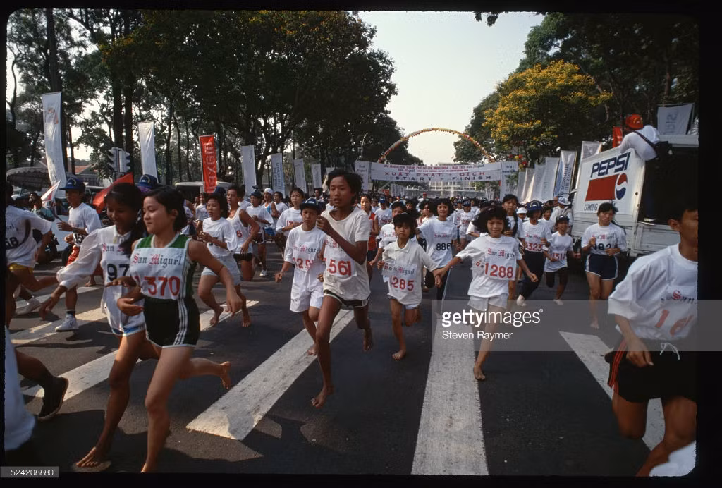 Các vận động viên rời điểm xuất phát trong cuộc thi marathon tổ chức tại TP HCM.