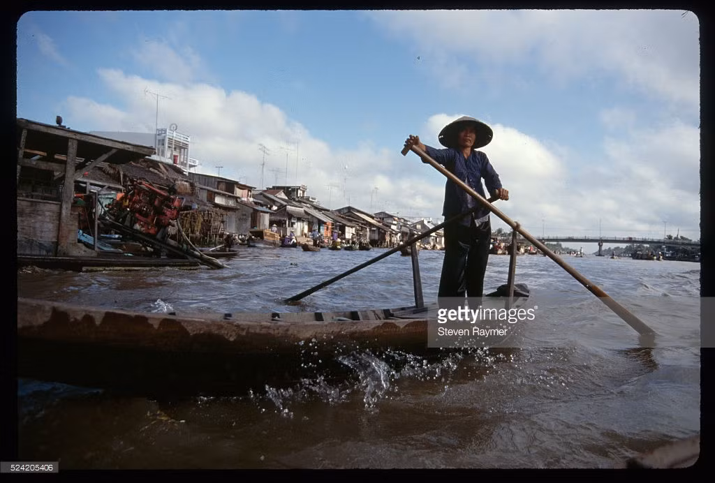 Người phụ nữ chèo thuyền ở chợ nổi Phụng Hiệp, Cần Thơ (nay thuộc tỉnh Hậu Giang), 1994.