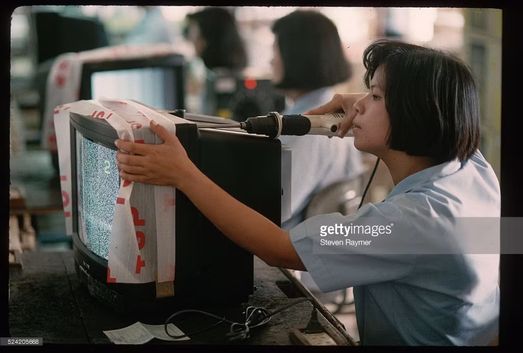 Nữ công nhân lắp ráp ti-vi Sony tại nhà máy Vietronics Tân Bình, TP HCM.