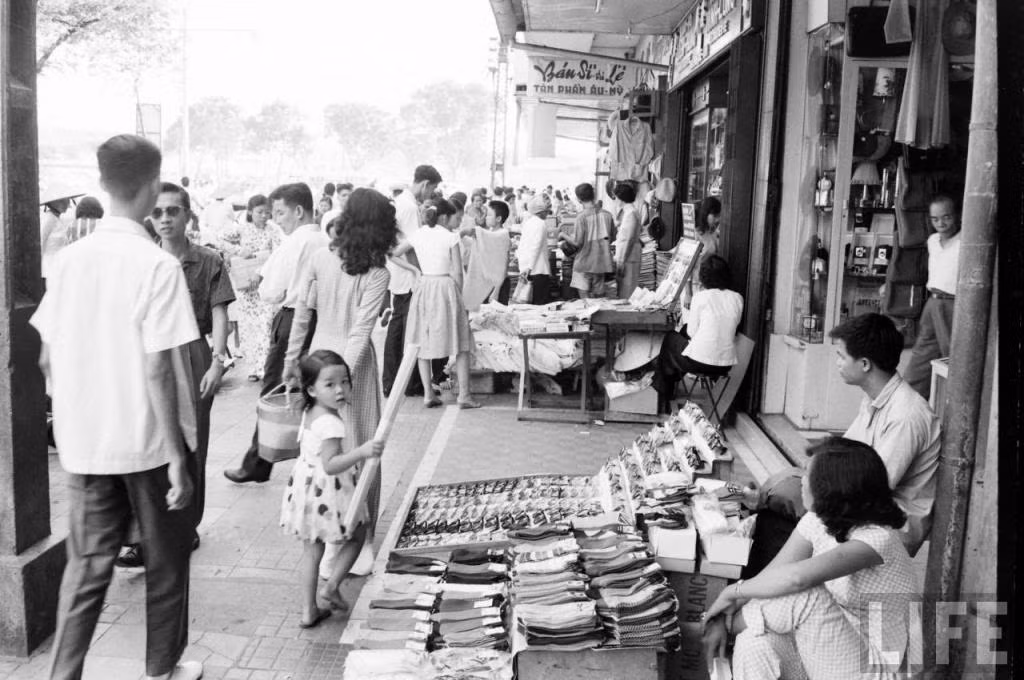Các sạp hàng vỉa hè.