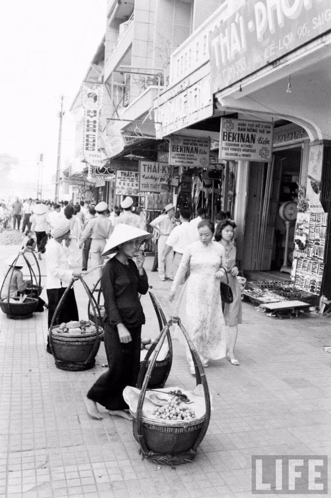 Những người phụ nữ bán hàng rong trên vỉa hè đại lộ Lê Lợi, Sài Gòn năm 1961.