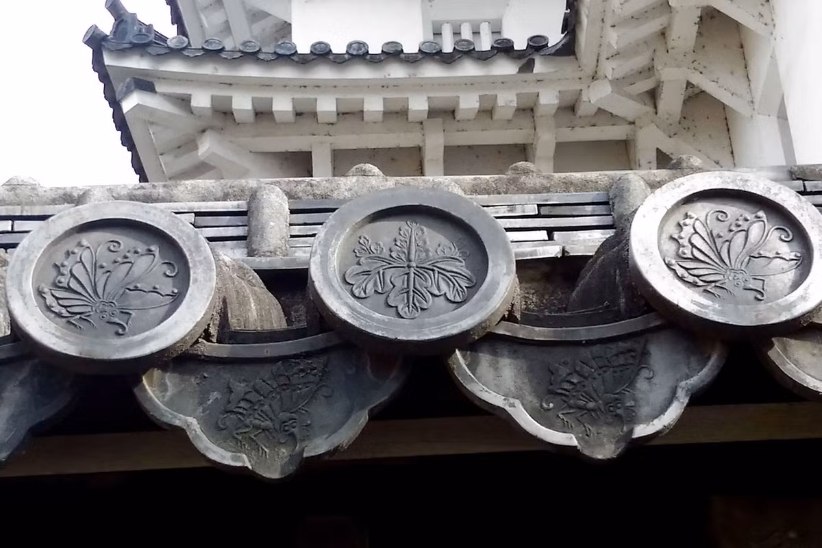 Nét đẹp kiến trúc của lâu đài Himeji, ngoài kết cấu gỗ, còn thể hiện ở các tầng mái ngói ống, đầu mái cũng như diềm mái được trang trí hoa văn hoa lá thanh thoát, được tạo ra từ cách dập nổi hoa văn từ trước khi nung. Ảnh: DriveJapan.