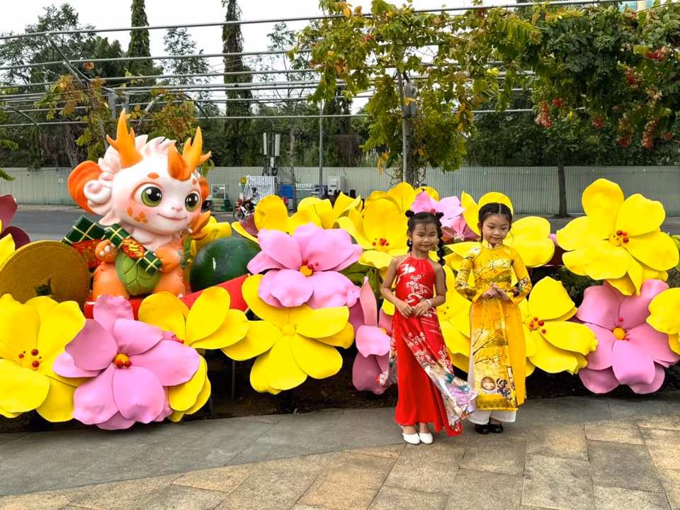 Linh vật rồng tại Vườn hoa nghệ thuật Cần Thơ thu hút du khách - Hình 3 Linh vat rong tai Vuon hoa nghe thuat Can Tho thu hut du khach-Hinh-3