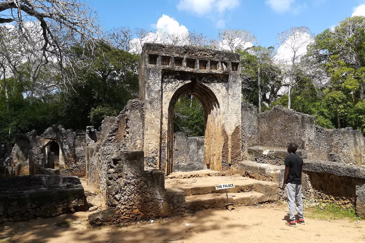 Gedi là một thành phố thương mại cổ nằm trải dọc theo bờ biển Kenya, từng thịnh vượng từ thế kỷ 13 - 17. Các nhà khảo cổ đã tìm thấy ở nơi đây các hiện vật có nguồn gốc từ rất nhiều quốc gia trên thế giới như Ấn Độ, Trung Hoa, Tây Ban Nha, Italia... Đó là minh chứng cho sự thịnh vượng của hoạt động hàng hải trong khu vực. Ảnh: La Prensa Latina.