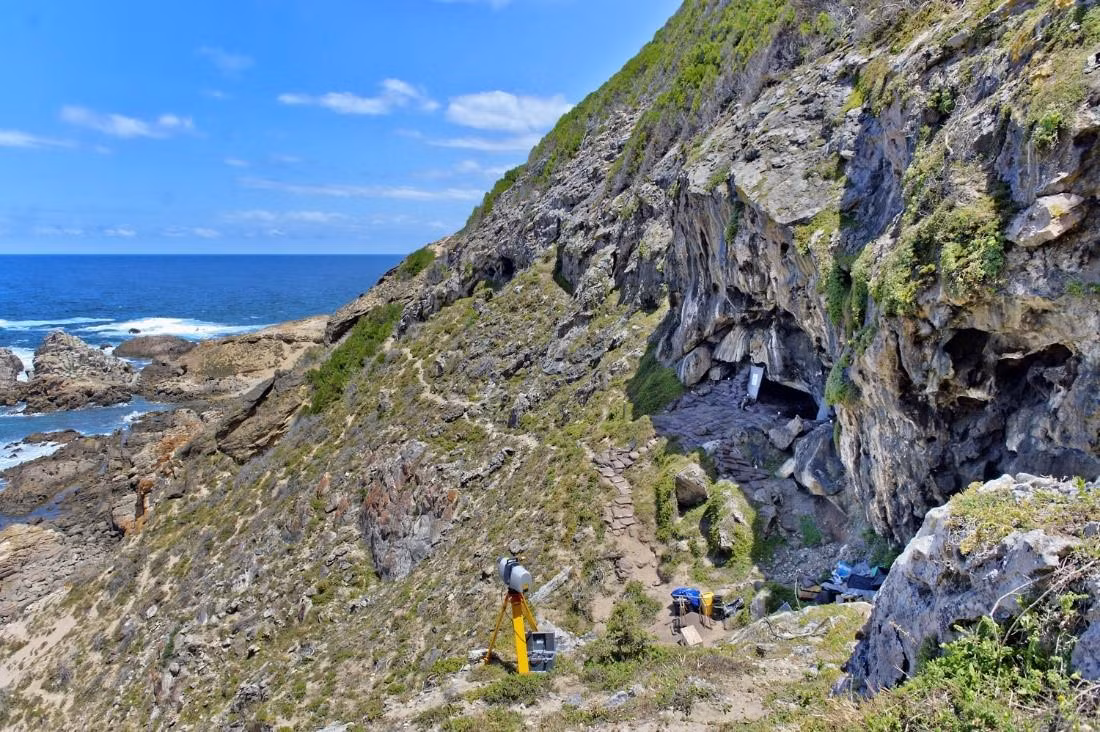 Hang Blombos ở Nam Phi đã giúp các nhà khoa học trả lời nhiều câu hỏi quan trọng về loài Homo sapiens (người tinh khôn - nhân loại ngày nay), cộng đồng đã cư trú tại khu vực này từ 100.000 năm trước. Ảnh: Universitetet i Bergen.