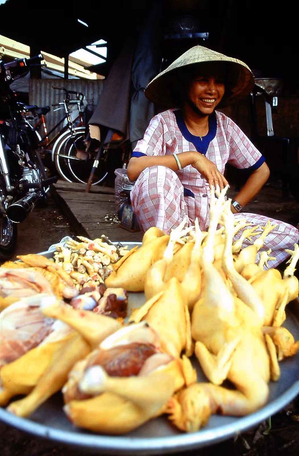 Sạp bán gà.