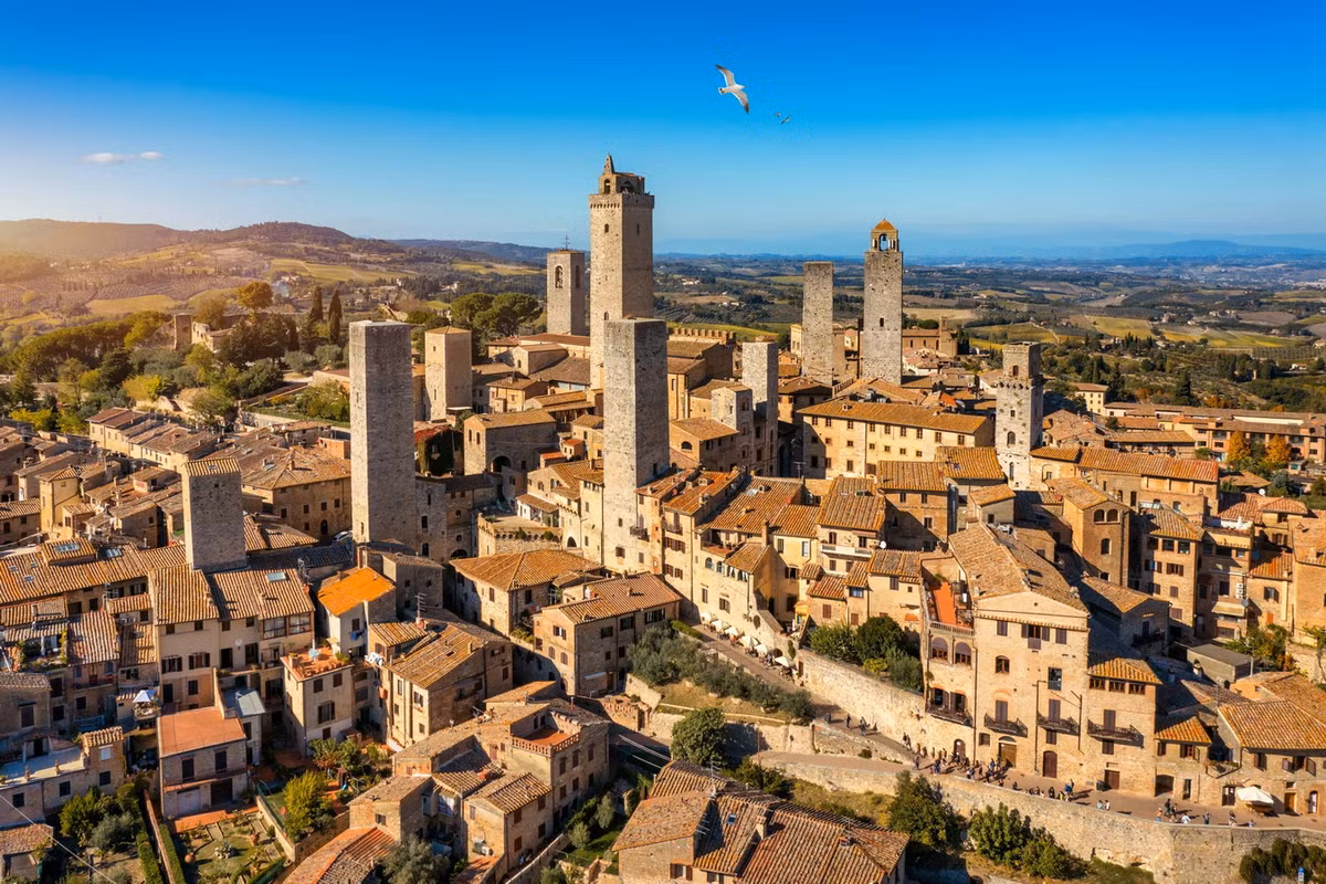 Vì lý do an toàn, chính quyền thành phố Florence đã cho hạ bớt chiều cao của các tòa tháp chọc trời, khiến cho các công trình của thị trấn San Gimignano có chiều cao cân bằng hơn. Ảnh: Rosewood Hotels.