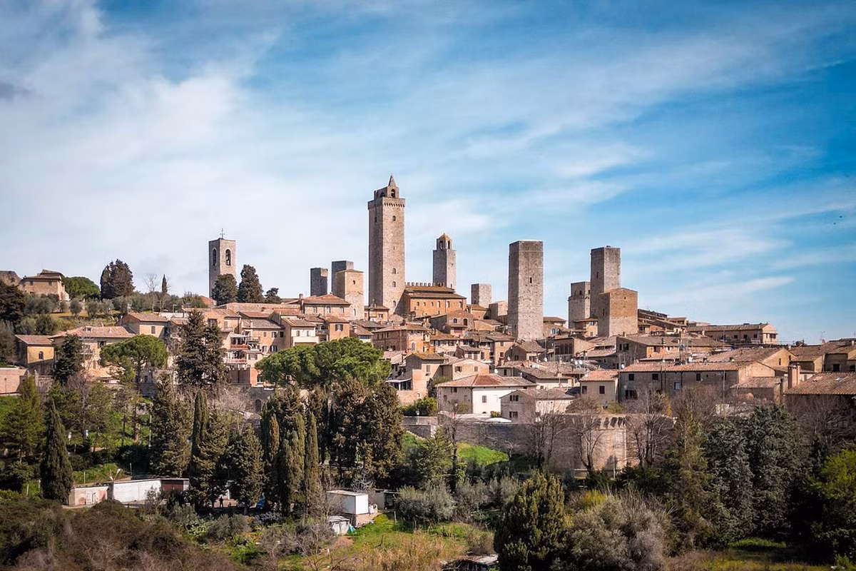 Nằm trên một quả đồi ở vùng Tuscany của Italia, thị trấn San Gimignano được cả thế giới biết đến với những tòa nhà "chọc trời" có từ thế kỷ 13-14. Ảnh: Where Is Evelyn.