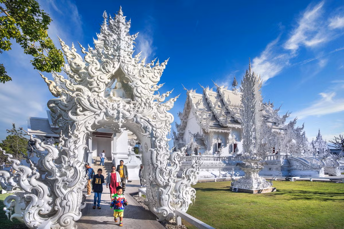 Dù chưa xây xong, Wat Rong Khun đã thu hút hàng trăm nghìn lượt khách tham quan mỗi năm. Đây sẽ là điểm đến không thể bỏ qua đối với du khách ghé thăm đất nước Thái Lan. Ảnh: The Times.