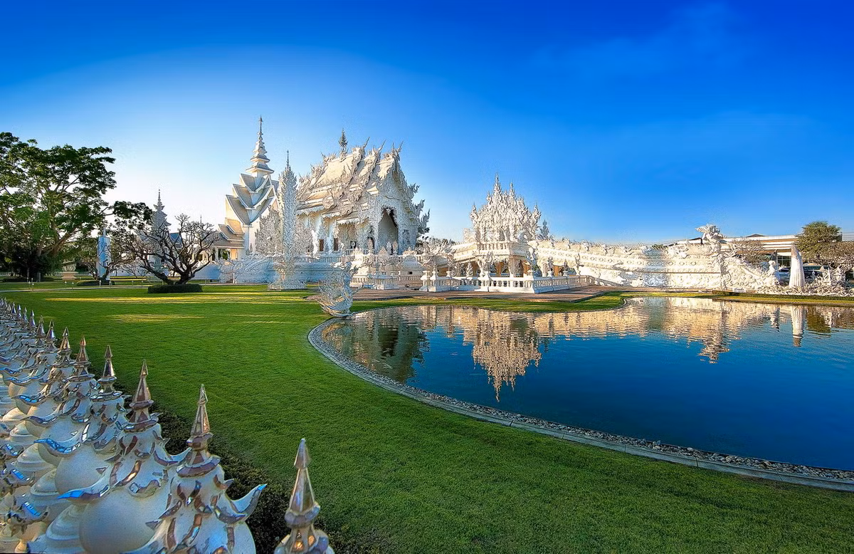 Nằm ở Ban Rong Khun, cách trung tâm thành phố Chiang Rai ở miền Bắc Thái Lan 13 km về phía Nam, Wat Rong Khun hay Chùa Trắng là một công trình tôn giáo độc đáo nổi tiếng thế giới. Ảnh: Chiang Rai &amp; Phayao.