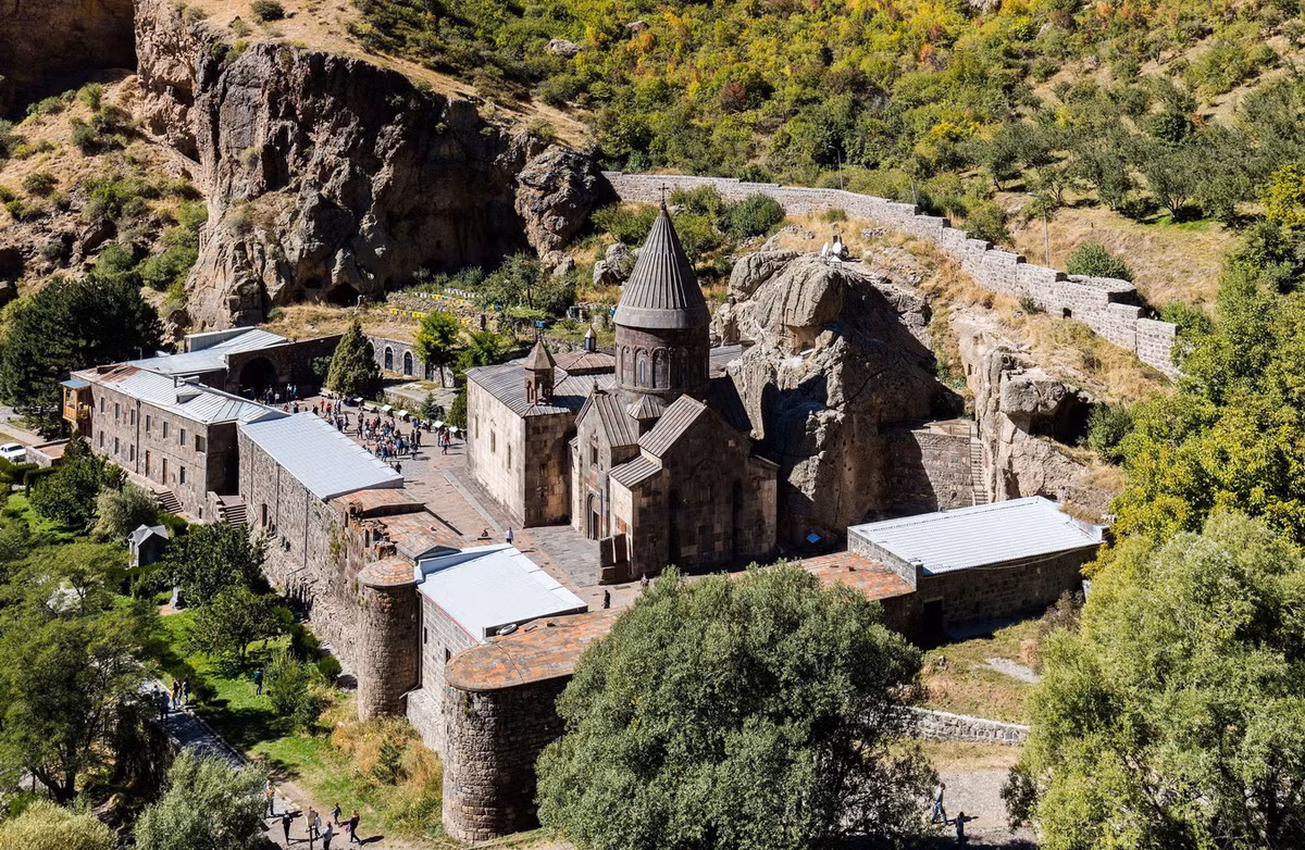 Nằm trong thung lũng Azat thuộc tỉnh Kotayk, Armenia, tu viện Geghard là một trong những công trình tôn giáo cổ nổi tiếng bậc nhất khu vực Kavkaz. Ảnh: Wikipedia.