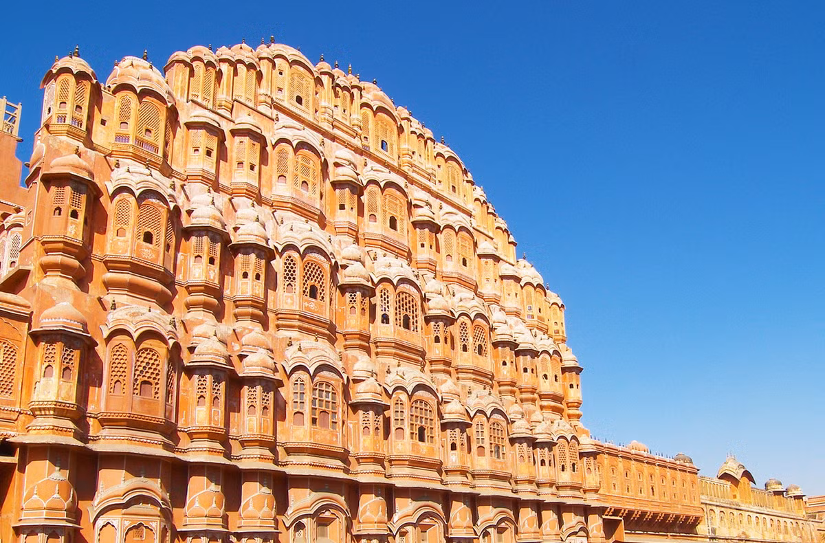 Hawa Mahal đặc biệt nổi bật vào buổi sáng, khi những tia nắng mặt trời chiếu lên mặt tiền làm toàn bộ cung điện trở nên rực rỡ. Ảnh: India Map.