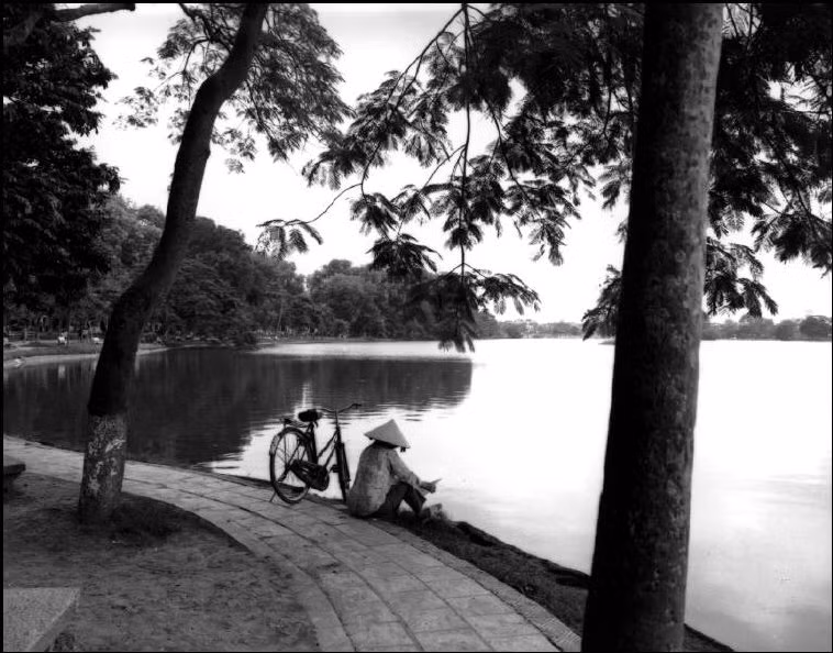 Hồ Bảy Mẫu trong công viên Lê Nin.