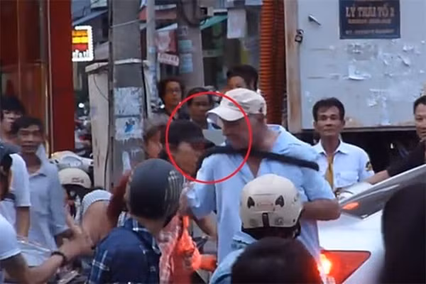 Ông Dennis Marshall Gray bị quàng lốp xe qua cổ vì quỵt tiền taxi, đánh người. Ông Dennis Marshall Gray bị quàng lốp xe qua cổ vì quỵt tiền taxi, đánh người.