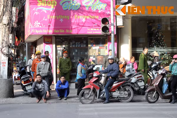 Lực lượng công an được tăng cường xung quanh hiện trường.