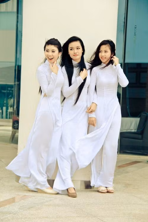 ... tung tăng vui đùa bên những người bạn thân. 