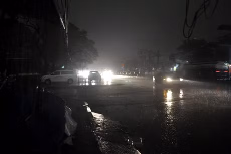 Nhiều phương tiện tham gia giao thông phải bật đèn giống như trong đêm mới có thể di chuyển được. Ảnh: báo Quảng Ninh.