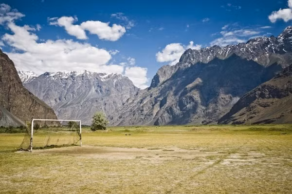 Sân tại Tajikistan.