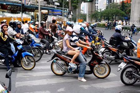 Từ ngày 1/7/2014, những người ngồi trên xe mô tô, xe đạp máy, xe máy không đội mũ bảo hiểm, đội mũ bảo hiểm không phải là mũ bảo hiểm sẽ bị lực lượng chức năng xử phạt.
