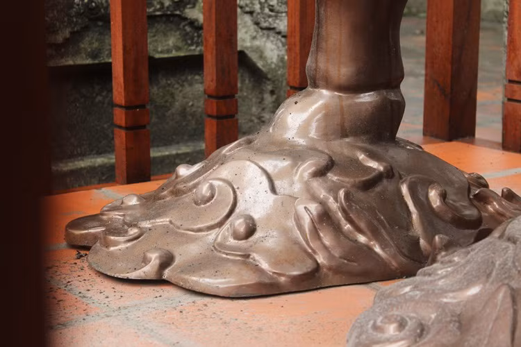 4 chân "ngựa lạ" có những đám mây.