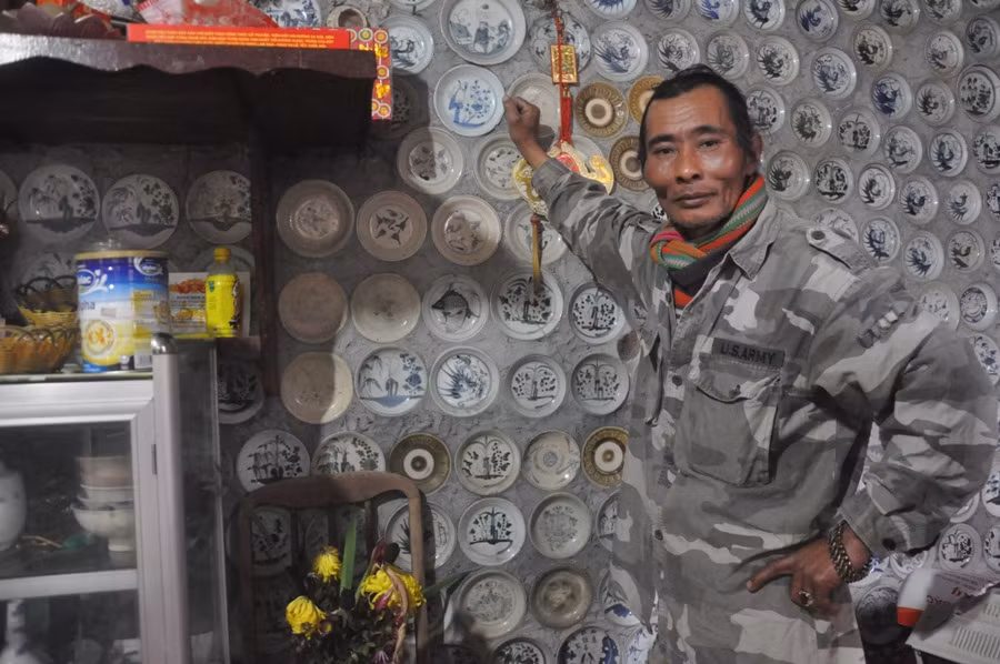 Ông Trường trong ngôi nhà của mình. Theo ông Trường, ông đã gắn gần 9.000 chén, đĩa… lên tường ngôi nhà, cổng và hòn non bộ.