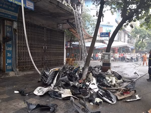Nhiều thiết bị xe máy của các ngôi nhà liền kề được đưa ra ngoài tránh thiệt hại.