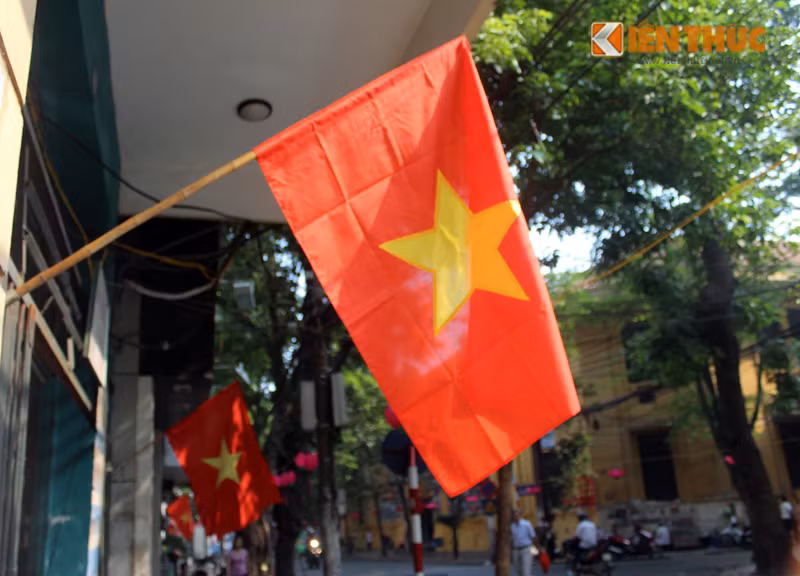 Bên cạnh sắc hoa, những lá cờ đỏ sao vàng cũng được treo trước cửa nhà và nhiều cơ quan tại thủ đô để kỷ niệm 60 năm ngày giải phóng.