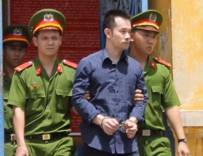 Ông trùm ma túy khai nhận, đã được một người đàn ông lạ đưa ma túy cho và yêu cầu chuyển tới một người quen tại Úc với giá 40.000 đô la Úc. Phạm Trung Dũng đã phải nhận mức án tử hình trong phiên tòa mở ngày 27/6/2014 tại TAND TPHCM.