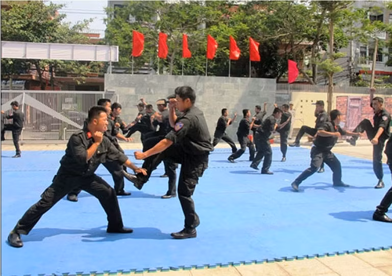 Đồng diễn.