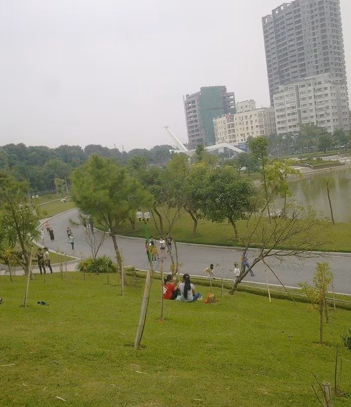 ... không có những bóng cây cổ thụ để che nắng, ngược lại chỉ trồng những cây xanh nhỏ... nên chỉ lẻ tẻ vài người vào ngồi chơi.