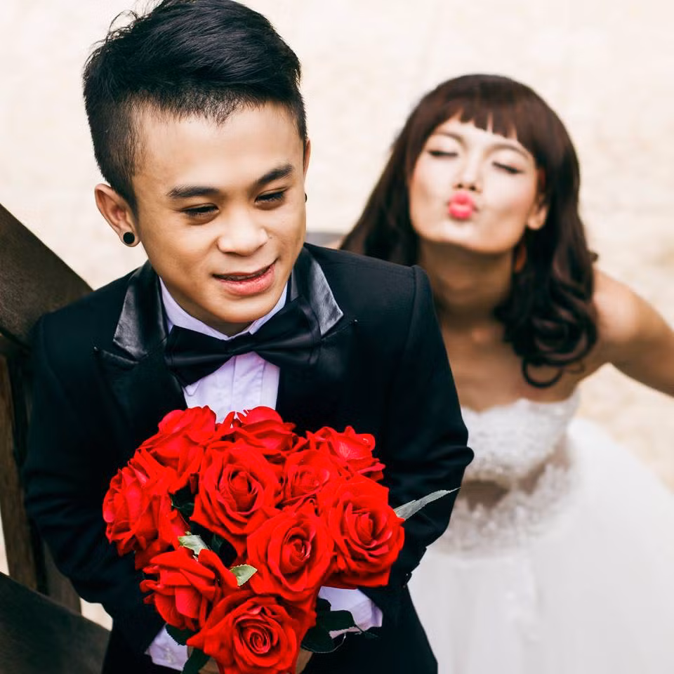 Bên cạnh những bức ảnh tình tứ đầy lãng mạn của cặp đôi này, thì sự xuất hiện của nhiều bức ảnh cưới trên Facebook thực sự gây tò mò đối với nhiều người.