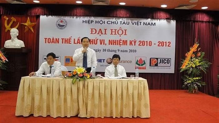 Ông Dương Chí Dũng chủ trì Đại hội toàn thể nhiệm kỳ VI Hiệp hội Chủ tàu Việt Nam năm 2010, với cương vị là Chủ tịch Hiệp hội chủ tàu Việt Nam. Ảnh: VTC.