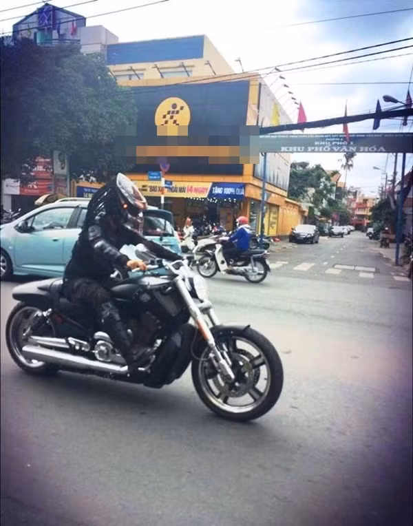 Mới đây, hình ảnh nhân vật Predator (một nhân vật nổi tiếng trong bộ phim viễn tưởng) bất ngờ xuất hiện trên đường phố Việt Nam thu hút sự chú ý của khá nhiều người đi đường.