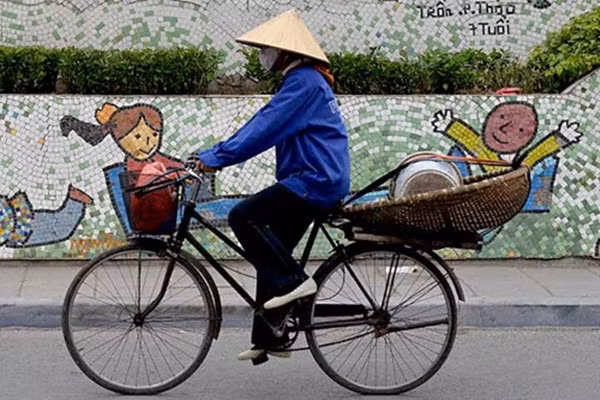 "Mẹ chở con" là bức ảnh gây sốt tuần qua của tác giả người Pháp Cyrille Cotelle. Sự trùng hợp trong bức ảnh tạo nên khoảnh khắc giống như một người mẹ đang chở hai đứa con mình trên chiếc xe đạp qua Con đường gốm sứ Hà Nội. Bức ảnh tuyệt đẹp, đầy ý nghĩa thu hút hàng chục nghìn lượt xem, trăm lượt chia sẻ trên khắp các diễn đàn, trang mạng giải trí Việt.