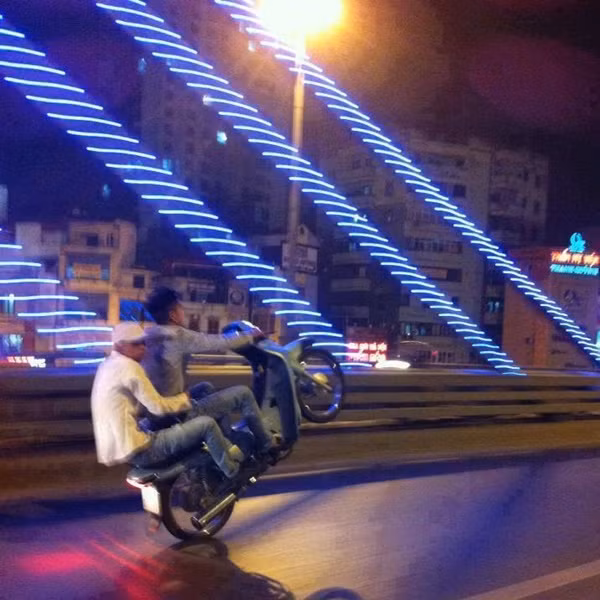 ... để trình diễn những màn bốc đầu xe máy rất nguy hiểm.